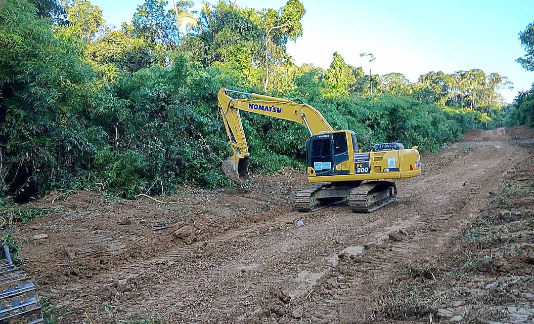 Com máquinas em campo e Operação Verão em andamento, Deracre avança na recuperação de ramais da Transacreana